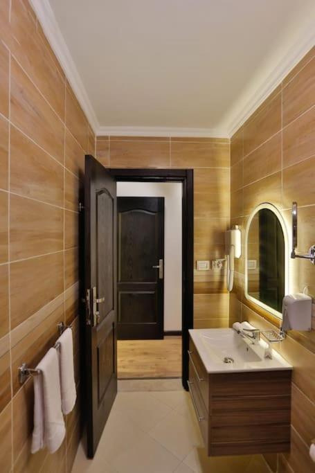 Parkside Boutique 3 Bbr Serviced Apartment - Ocean Blue - Near Airport Cairo Exterior photo